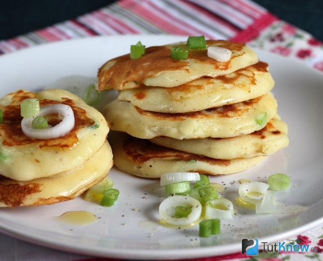 Луковые оладьи с начинкой