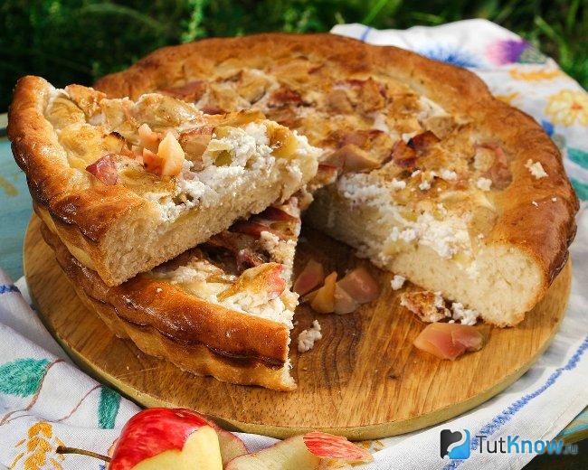 Яблочный пирог с творогом