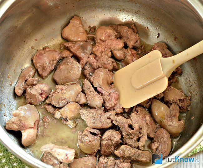 Тушеная куриная печень с подливой