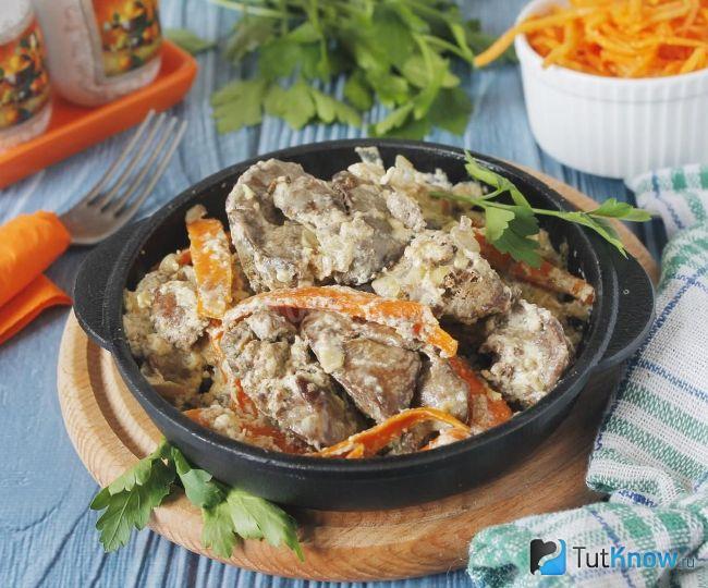 Жареная куриная печень с луком и морковью