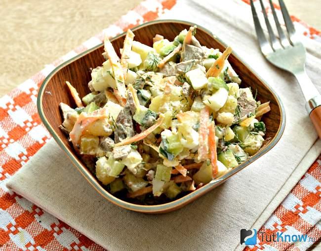 Салат из куриной печени с яйцом и огурцом
