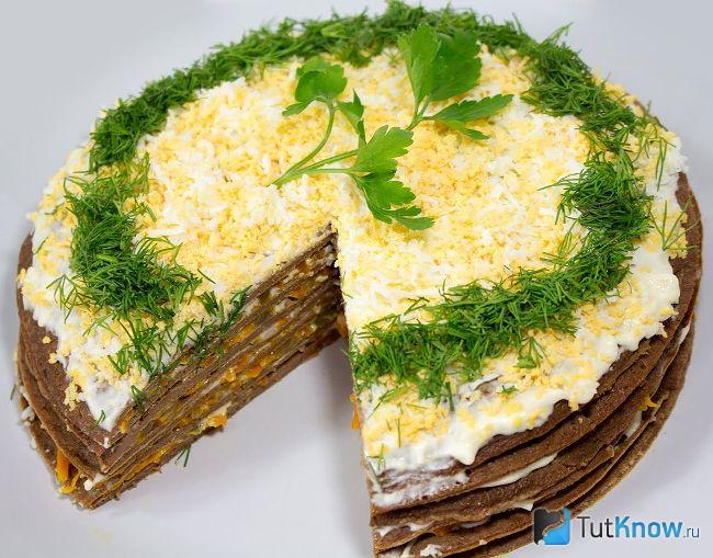 Торт из куриной печени с морковью и яйцом