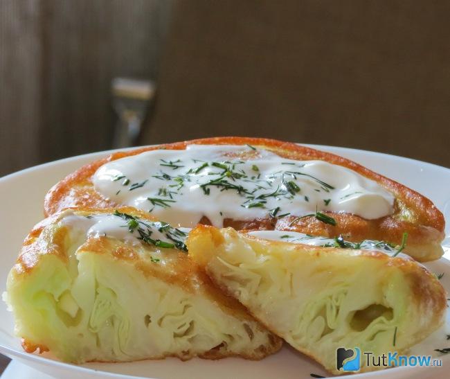 Капуста в кляре из сметаны с чесноком и зеленью