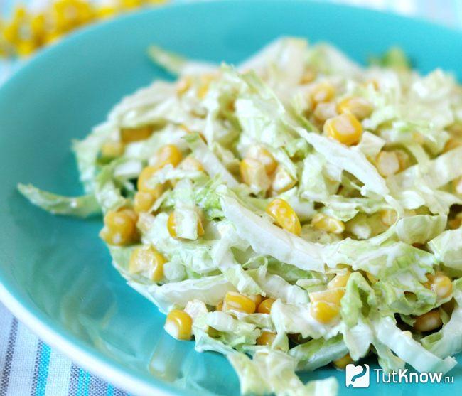 Салат из капусты с кукурузой и ананасами