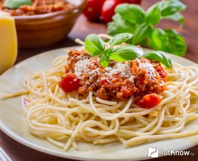 Паста болоньезе с фаршем и помидорами