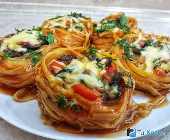 Гнезда из спагетти с фаршем, помидорами и сыром