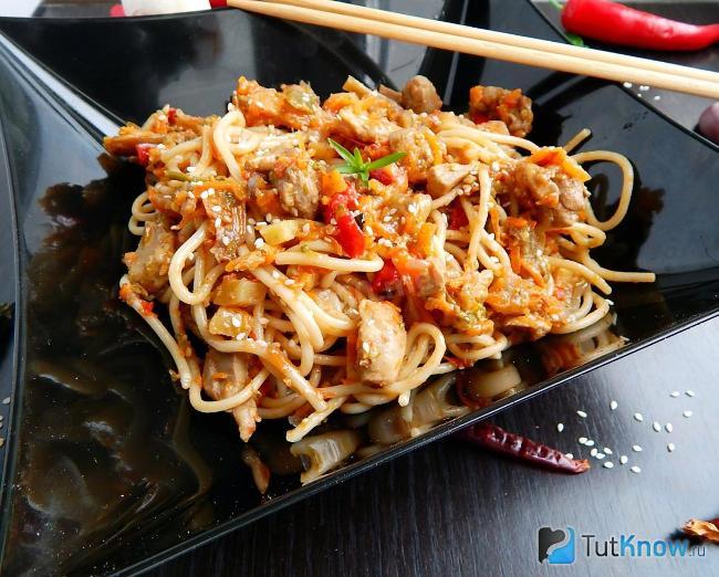 Лапша удон с овощами в соусе терияки