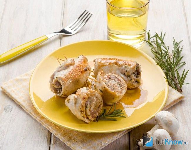Рулетики из индейки с грибами и сыром