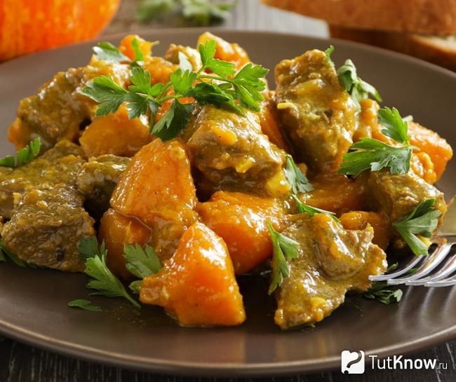 Тушеная индейка с луком и зеленью