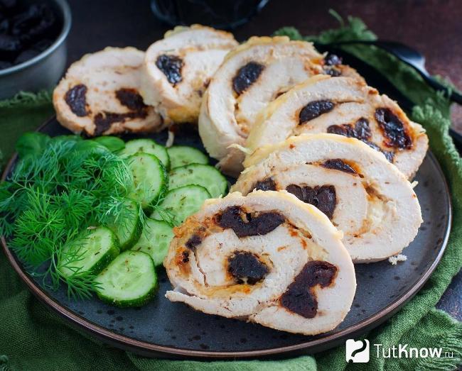 Куриные рулеты с черносливом и грецкими орехами