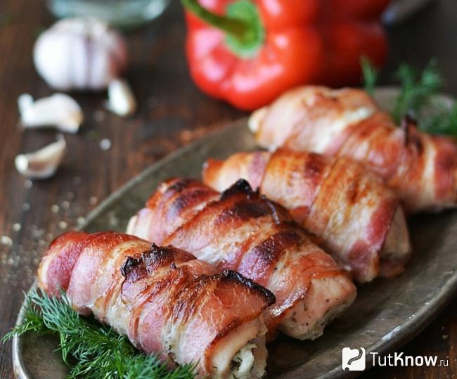 Куриные рулеты в беконе