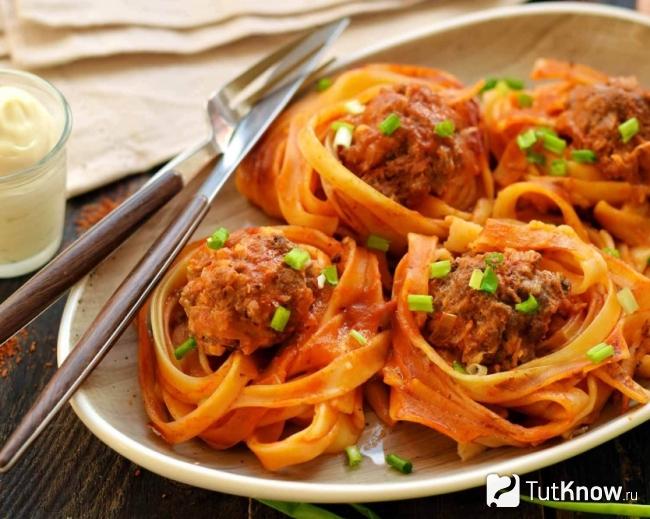 Гнезда с фаршем, сыром и помидорами