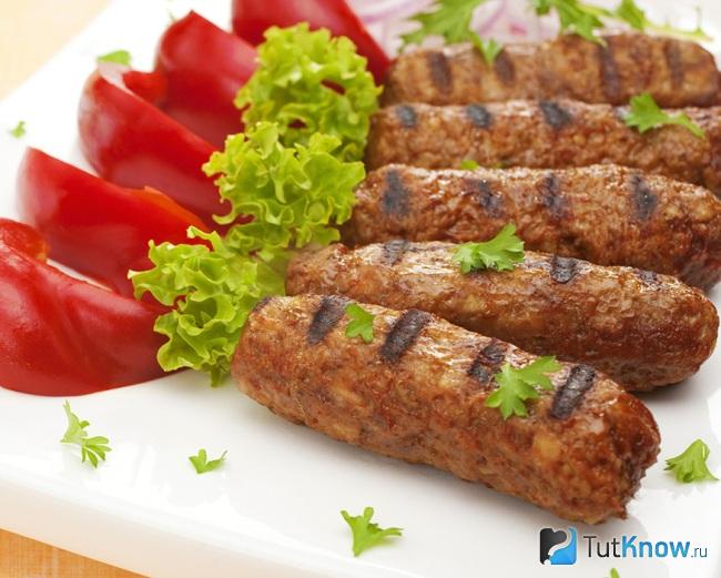 Колбаски из фарша с чесноком