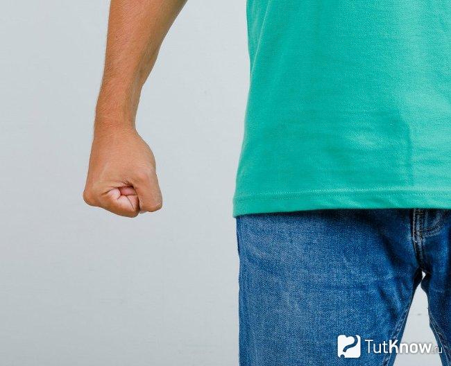 Враждебность абьюзера по отношению к окружению девушки