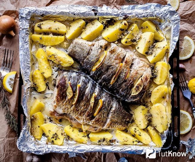 Карась в духовке с картошкой на второе