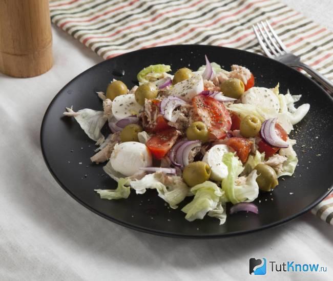 Салат с тунцом и моцареллой