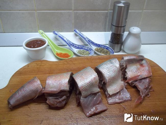 Рыба нарезана порционными кусочками