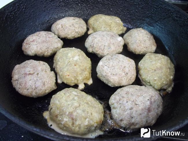 Котлеты жарятся до румяной корочки