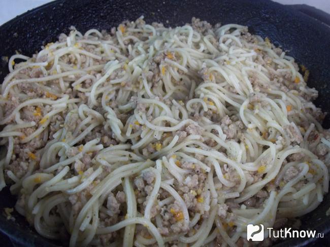 Готовые спагетти с фаршем и овощами