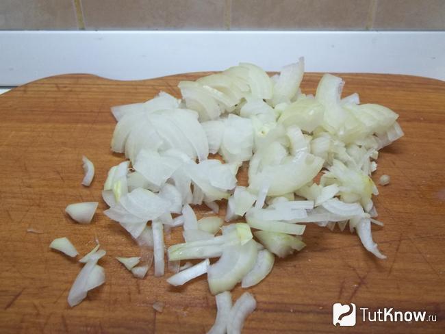Репчатый лук нарезан четверть кольцами
