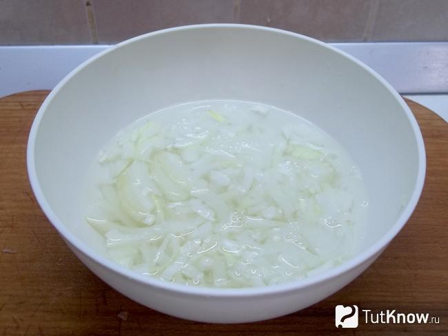 Репчатый лук ошпарен кипятком