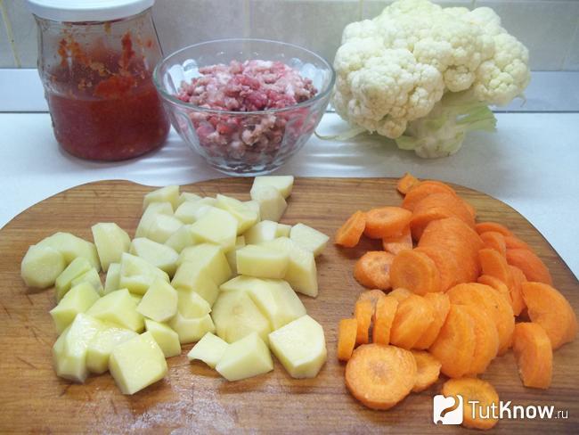 Картофель и морковь нарезаны