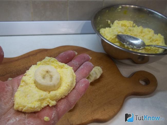 На творожную лепешку выложен кусочек банана