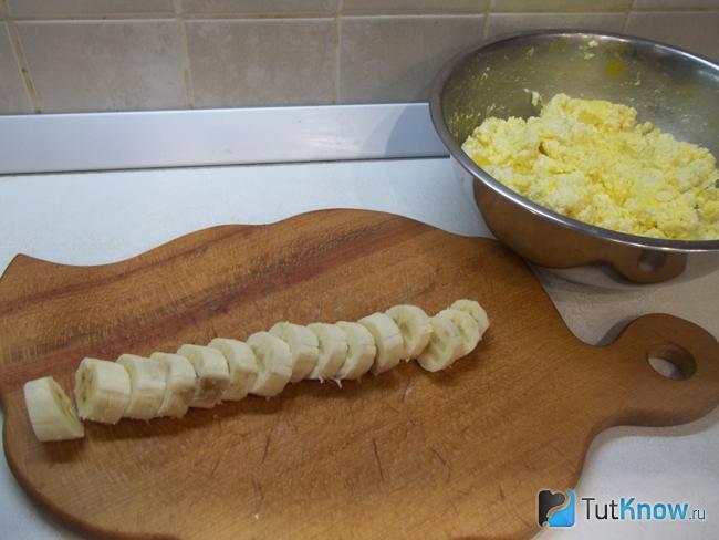 Бананы очищены и нарезаны кольцами