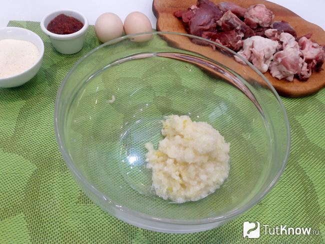 Репчатый лук перекручен на мясорубке
