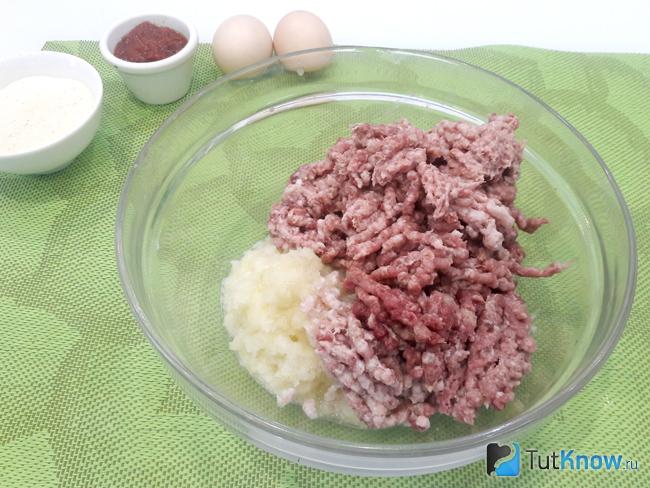Мясо перекручено на мясорубке
