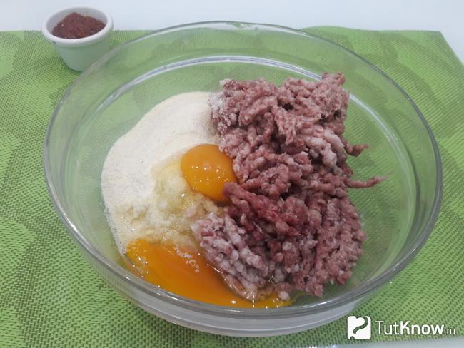 К луку и мясу добавлены яйца