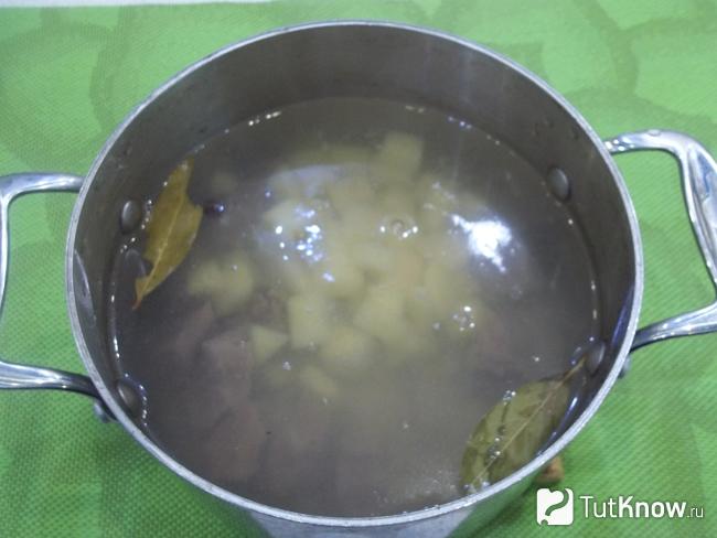 В бульон отправлен нарезанный картофель