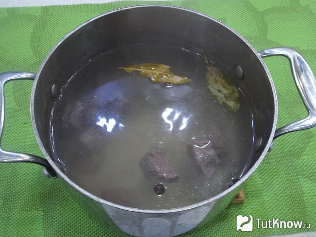 Мясо залито водой и варится бульон