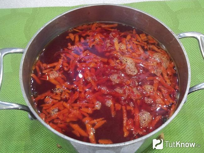 Тушеная свекла с морковью отправлены в кастрюлю