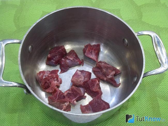 Мясо нарезано и опущено в варочную кастрюлю