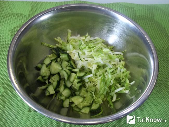 Огурцы нарезаны четверть кольцами