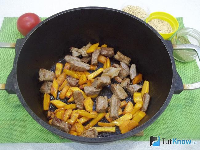 Морковь нарезана и обжарена с мясом