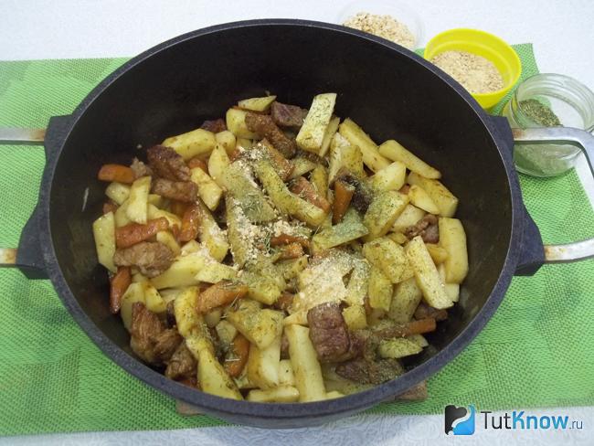 Картофель нарезан и обжарен с мясом