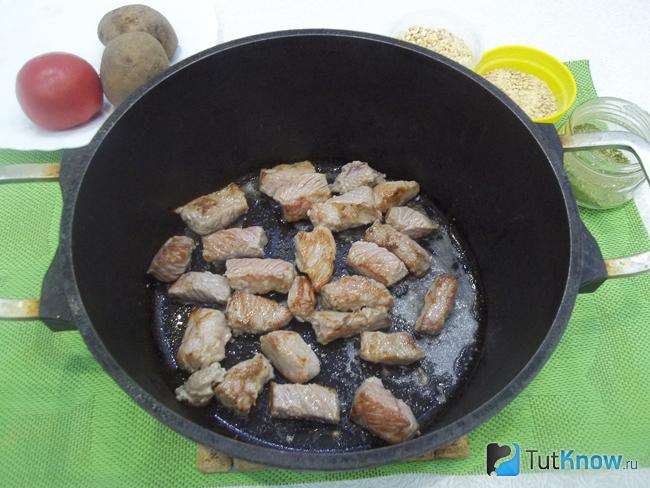 Мясо нарезано и обжарено