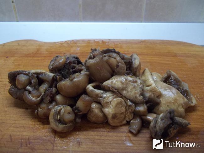 Шампиньоны нарезаны кусочками