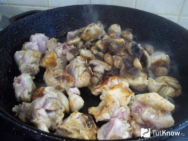 Шампиньоны отправлены в сковороду к кролику