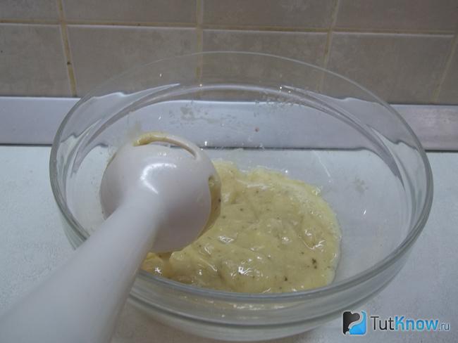 Бананы измельчены блендером в пюре