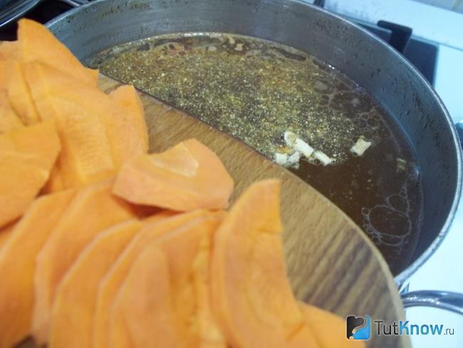 В бульон добавлена морковь