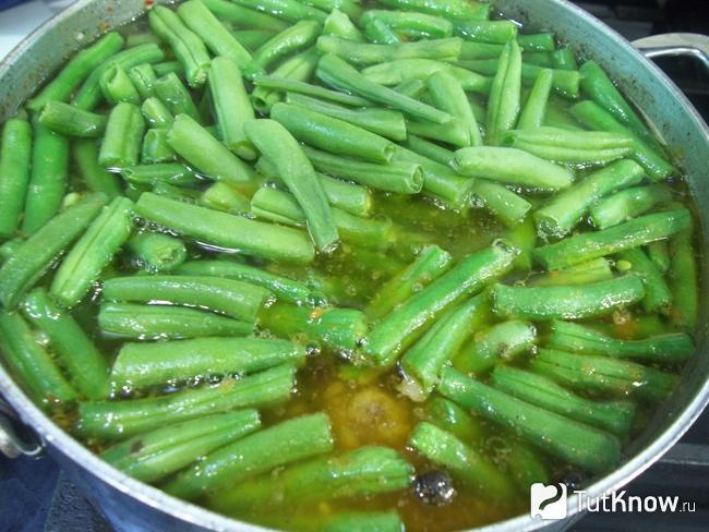 Готовый суп из кролика и стручковой фасолью