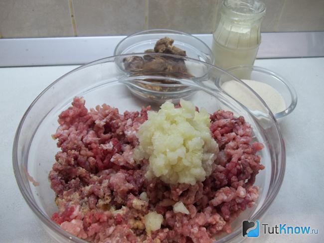 Лук перекручен через мясорубку