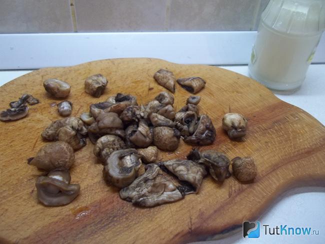 Грибы нарезаны кусочками