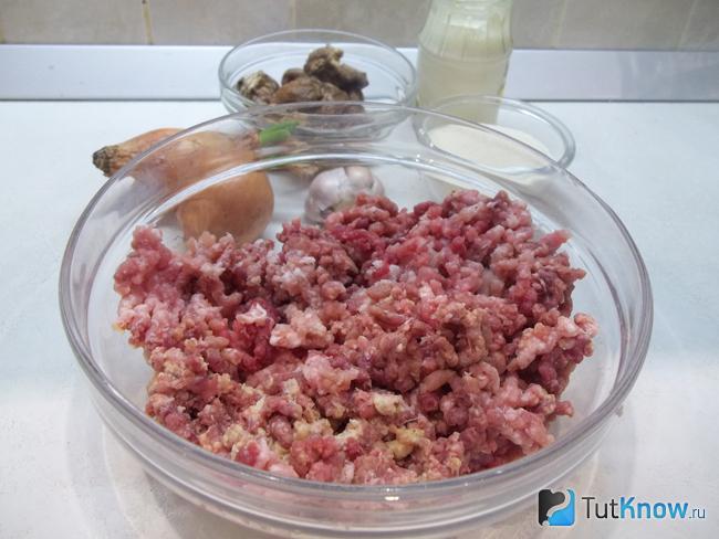 Мясо перекручено через мясорубку