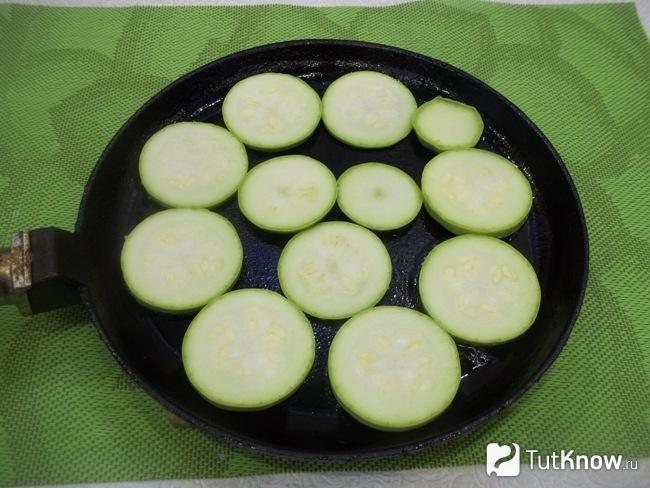 Кабачки жарятся на сковороде