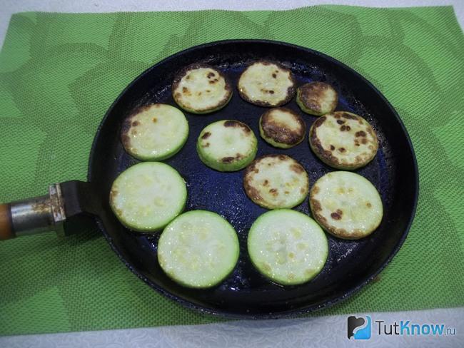 Кабачки жарятся на сковороде
