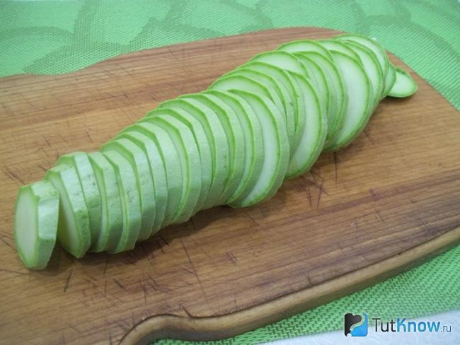 Кабачки нарежьте кольцами